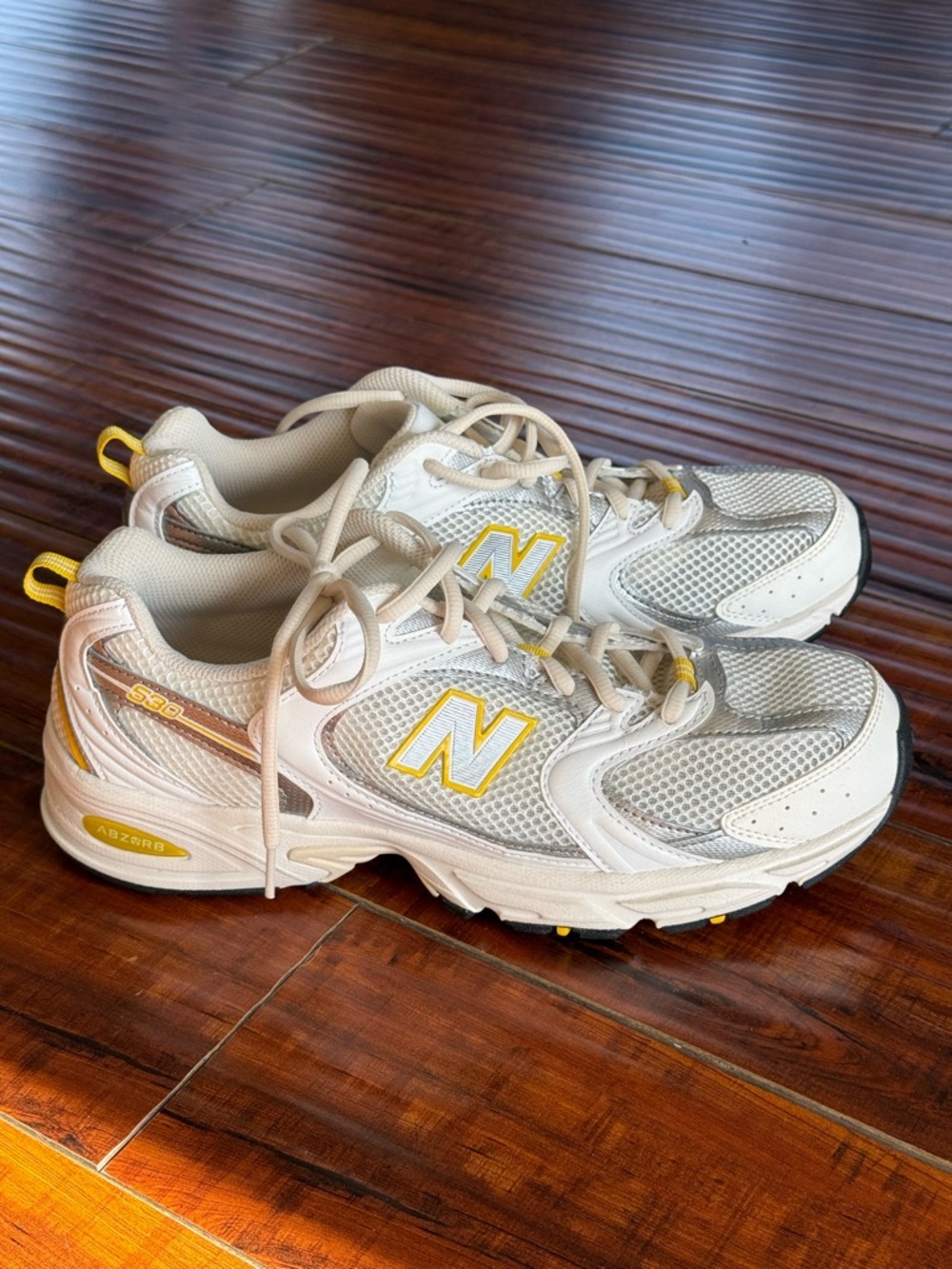 Unisex New Balance 530 Sneakers 9M 10.5W